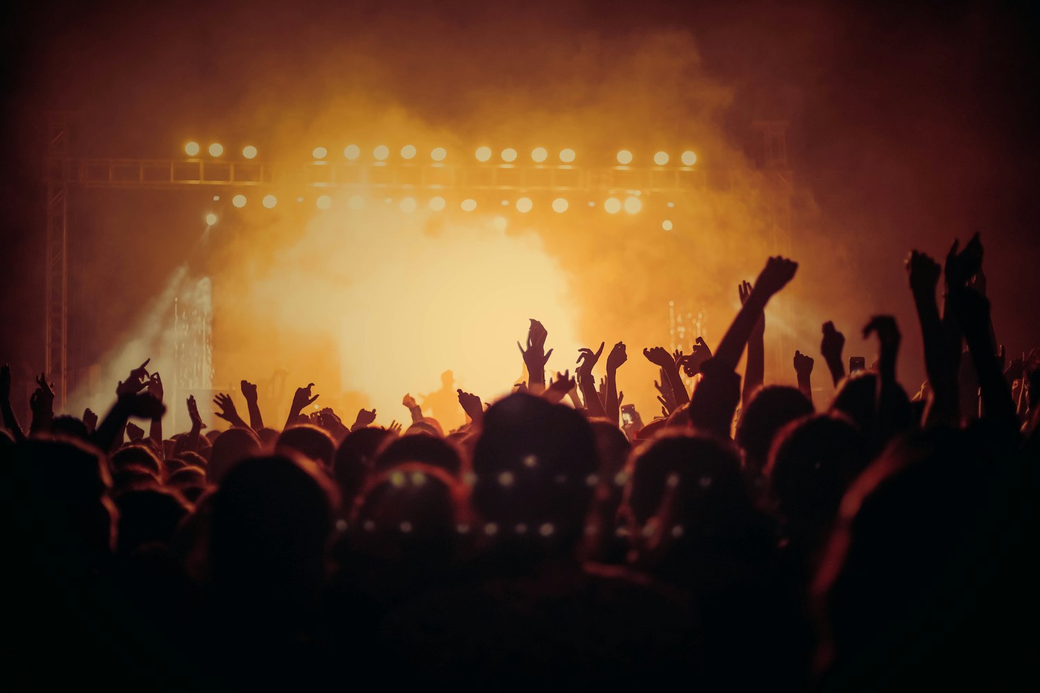 Banda tocando ao vivo em um palco