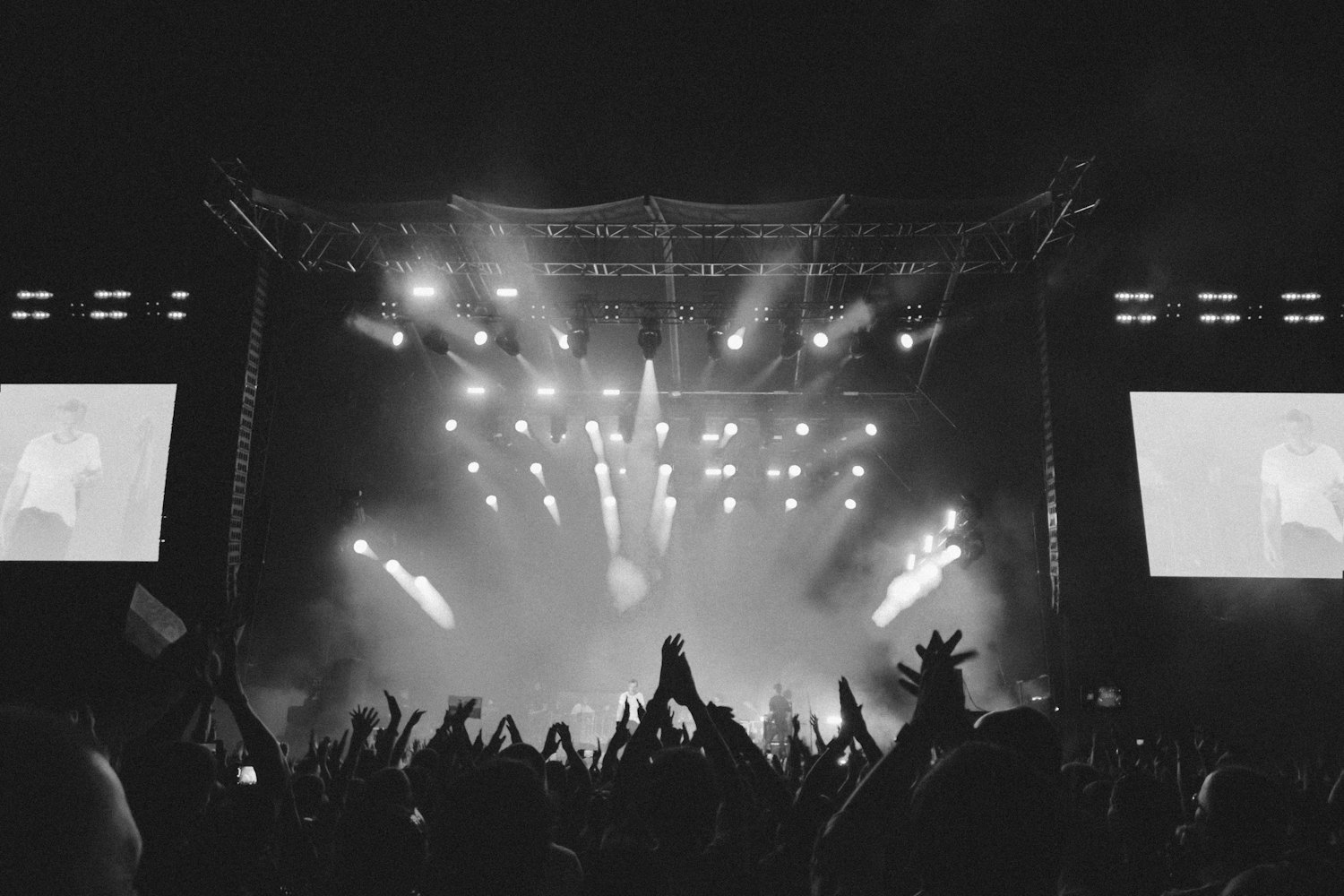 Pessoas se divertindo em uma festa à noite