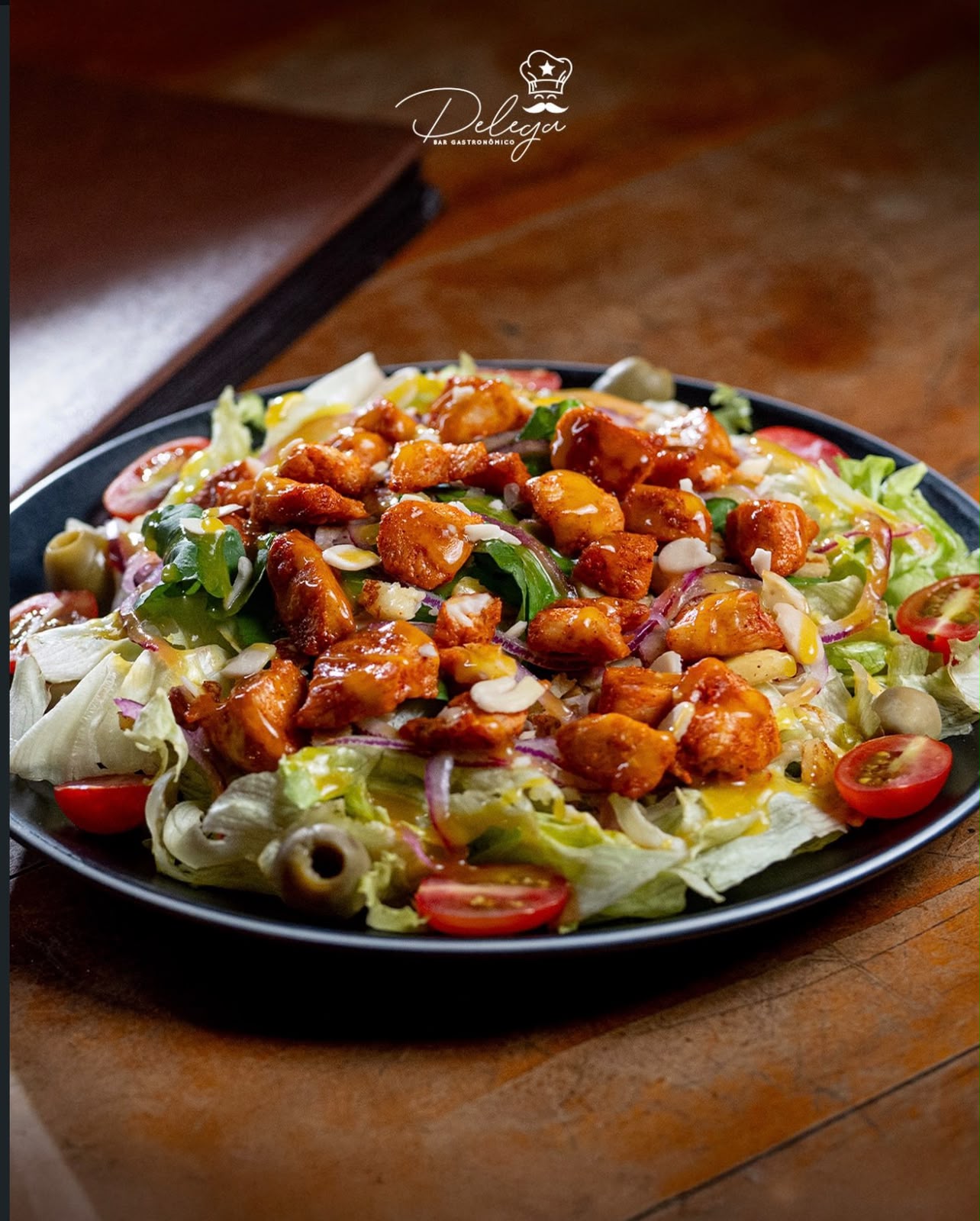 Salada com cubos de frango, amêndoas e azeitonas