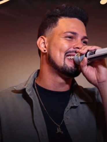 Cantor no palco do Delega durante o Sábado Sertanejo